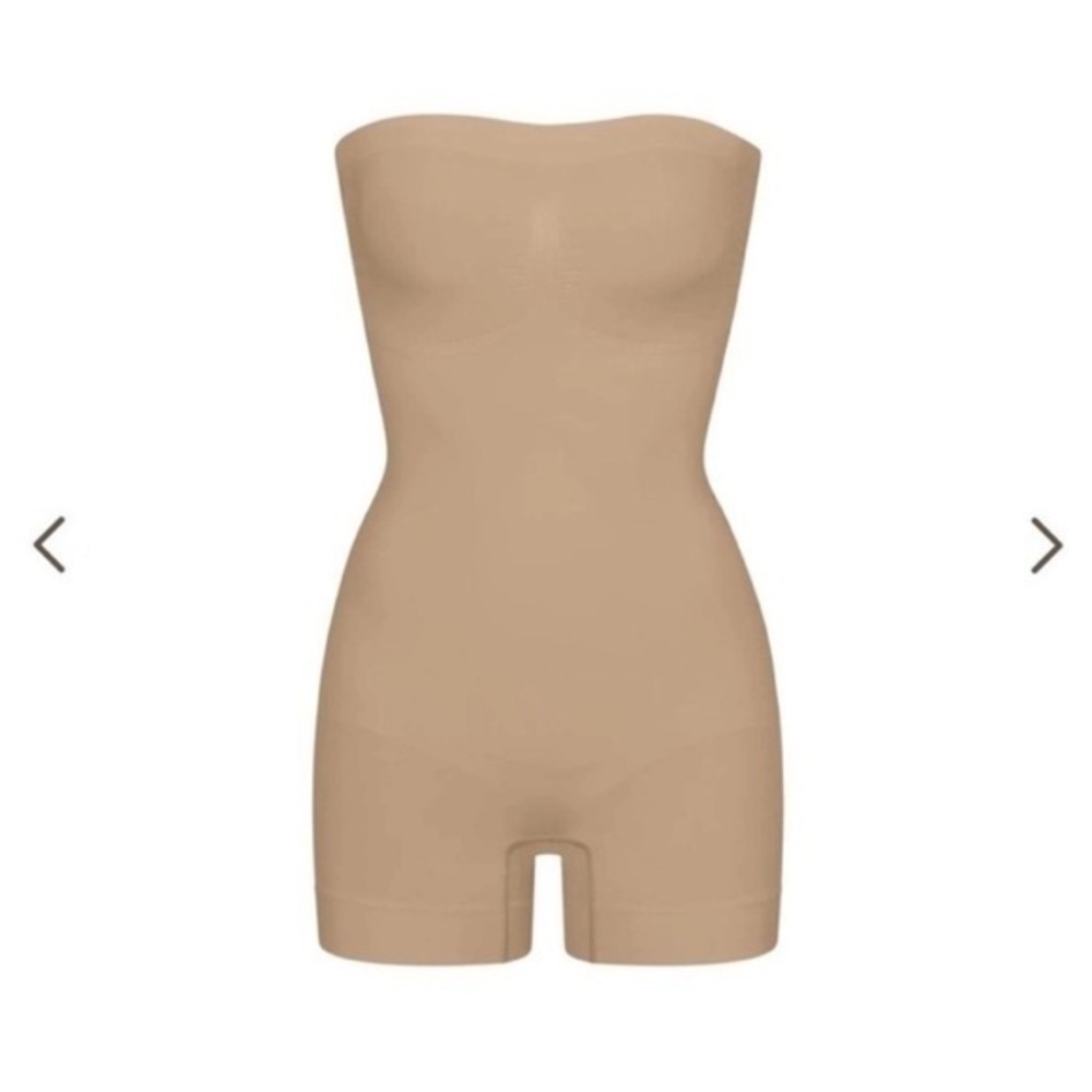 SKIMS SEAMLESS SCULPT STRAPLESS SHORTIE BODYSUIT CLAY BEIGE SMALL